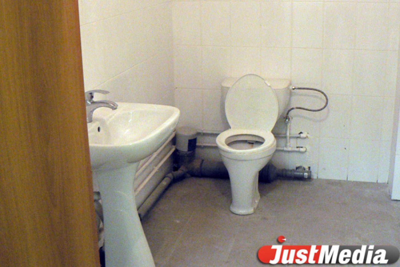 Год новый — проблемы старые. Жильцы пяти квартир дома №116 на улице Восстания по-прежнему отрезаны от канализации - Фото 1