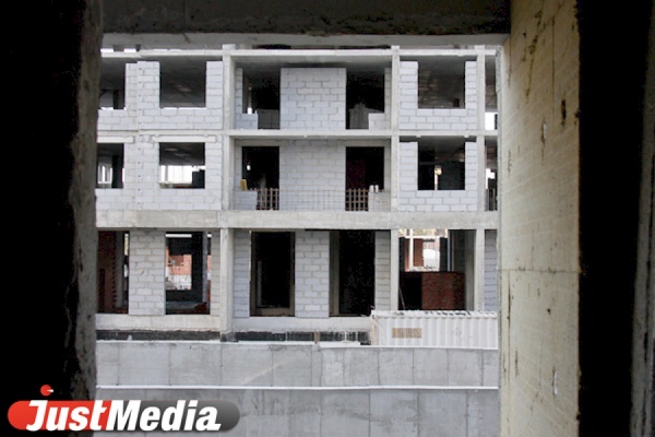 На Уралмаше снесли китайское общежитие, построенное на дачном участке - Фото 1