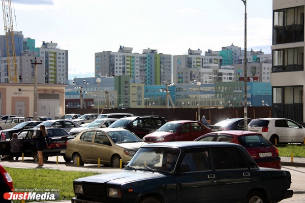 Власти Екатеринбурга планируют ежемесячно эвакуировать с улиц 1200 неправильно припаркованных машин - Фото 1