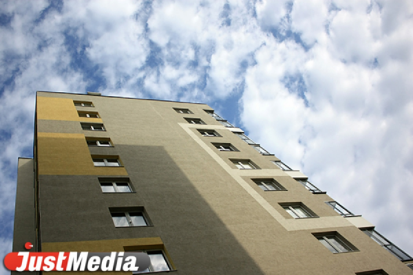 В Екатеринбурге при падении с четвертого этажа разбился маленький мальчик - Фото 1