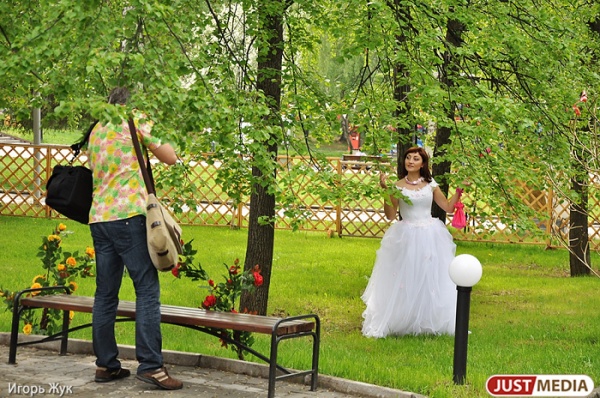 Екатеринбуржцы любят жениться и выходить замуж в День города, по «магическим датам» и в праздник Красная горка - Фото 1