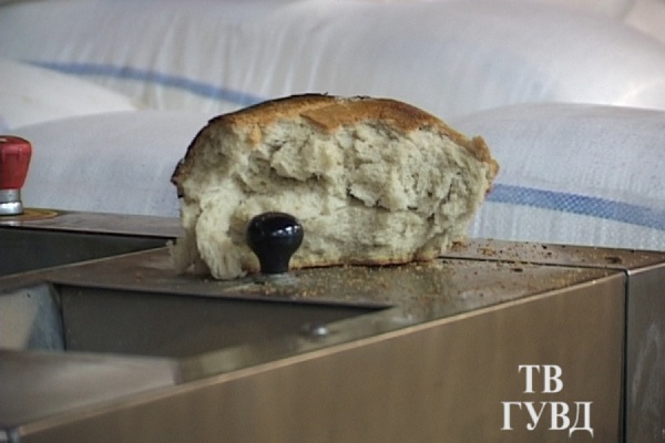 Чем кормят наших детей? «Пекарня», где в антисанитарных условиях делают хлеб для школ и детсадов, продолжает работать - Фото 1