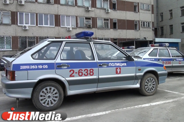 В Екатеринбурге полицейские ищут бомбу на АЗС «Лукойла»: недовольный клиент пригрозил взрывом - Фото 1