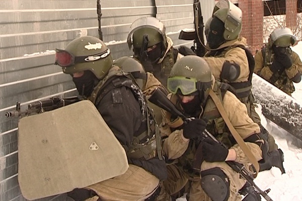 В Екатеринбурге бойцы полицейских спецподразделений ловили вооруженных преступников и обезвреживали взрывное устройство - Фото 1