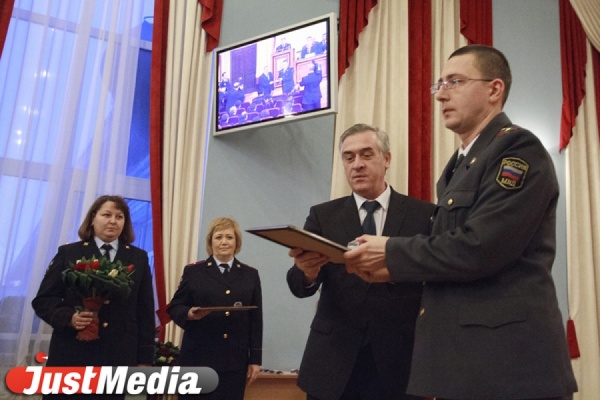 Сотрудники свердловской полиции получили награды за нелегкую службу - Фото 1