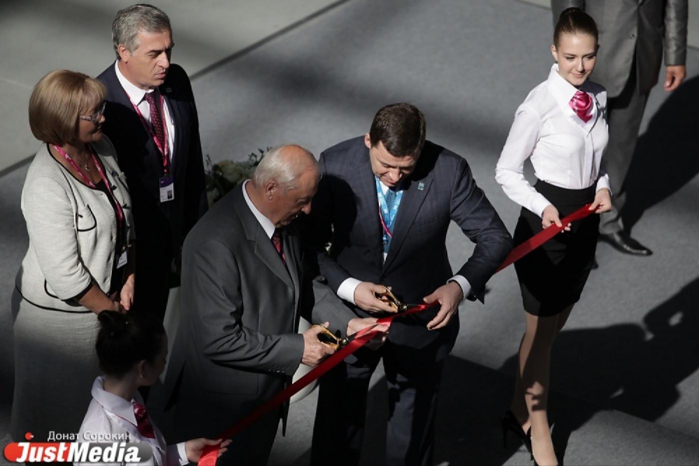 Куйвашева на ИННОПРОМе высадили из автобуса с разбитым окном, а Россель присмотрел котел на дачу - Фото 1