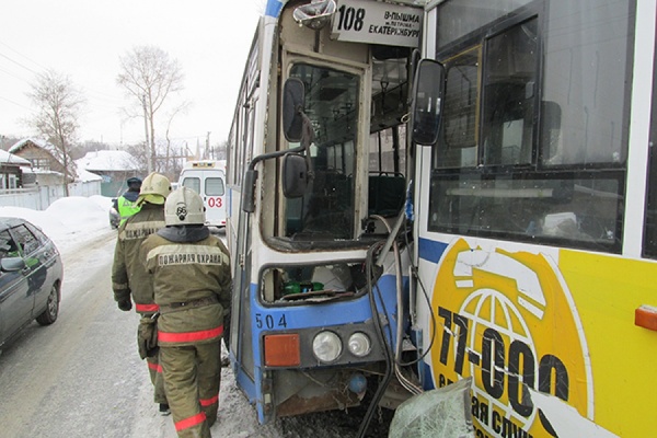 В столкновении двух автобусов в Верхней Пышме, по уточненным данным, пострадали восемь человек, в том числе двое детей - Фото 1