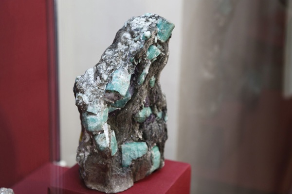 Трехвековую историю уральского изумруда представили на выставке в резиденции губернатора - Фото 1