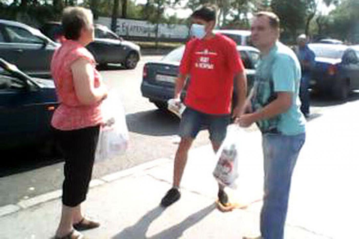 Неадекватный поклонник Ройзмана напал на агитатора Буркова. ВИДЕО - Фото 1