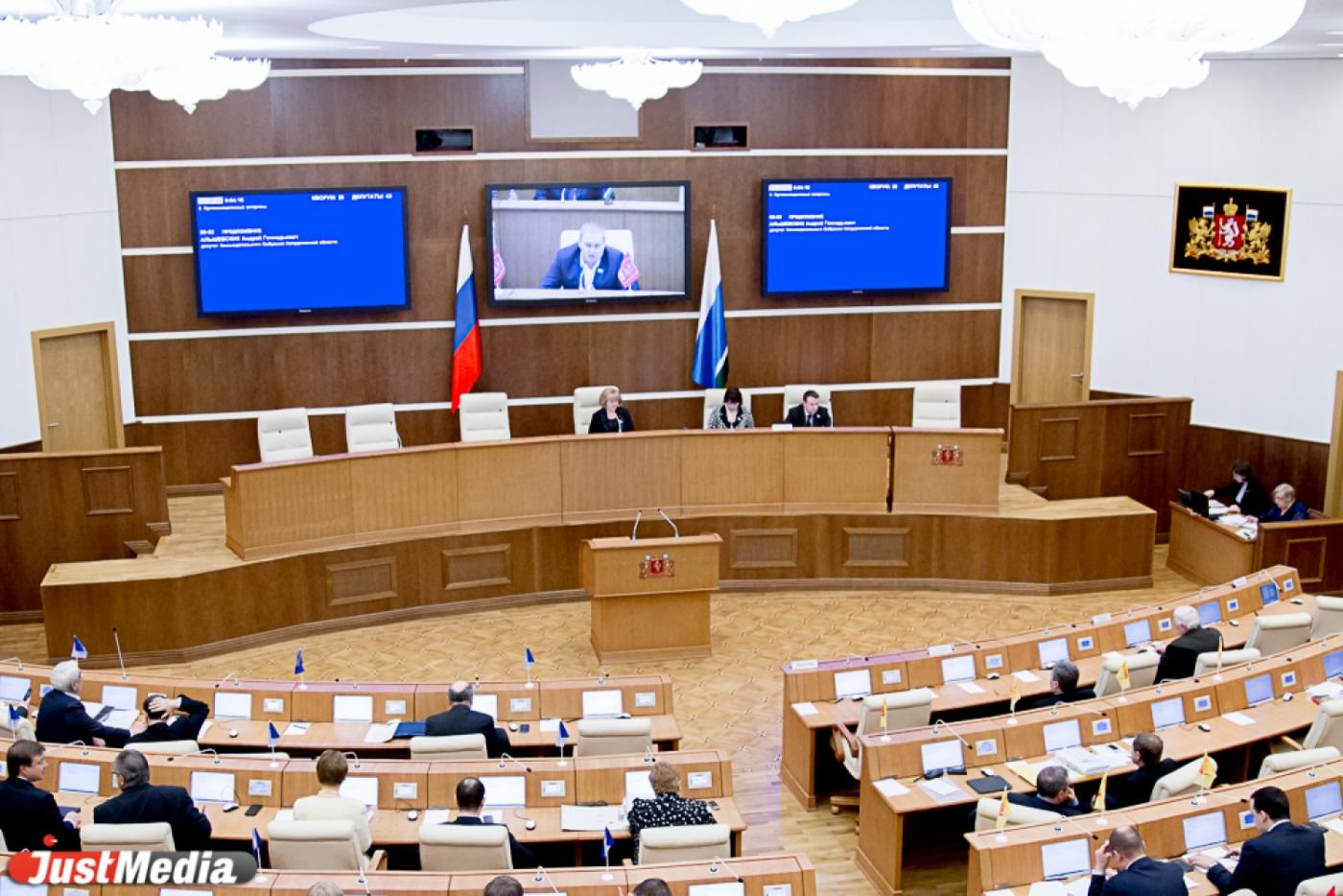 Свердловское правительство переехало в Сухой Лог. Паслер отменил дела, Белявский прогулял заседание Заксобрания - Фото 1