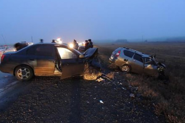 На Тюменской трассе столкнулись две легковушки. Водитель одной из них погиб  - Фото 1
