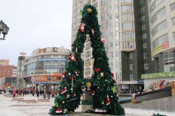 В Екатеринбурге появилась елка, которая позволяет обмениваться подарками - Фото 1