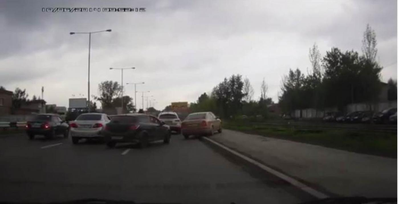 В Екатеринбурге водитель устроил разборки со стрельбой. ВИДЕО - Фото 1