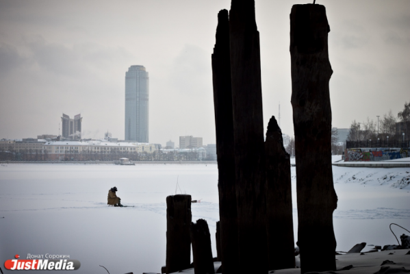 В Екатеринбурге спасатели снимают рыбаков с оторвавшейся льдины - Фото 1