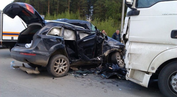 На Серовском тракте водитель Audi, выезжая с парковки кафе, угодил под тягач. Погибла пассажирка кроссовера - Фото 1
