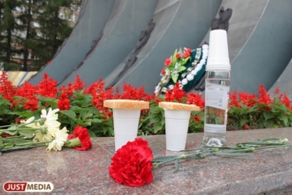 «ПОМНИМ»! В выходные в Историческом сквере Екатеринбурга зажгут «Свечу памяти» - Фото 1