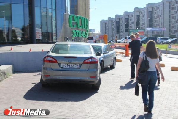 Екатеринбургские служители Фемиды сами нарушают закон. Автомобиль областного суда припарковался на тротуаре - Фото 1
