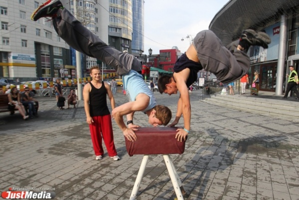 В центре Екатеринбурга горожане смогли наблюдать 1002 трюка - Фото 1