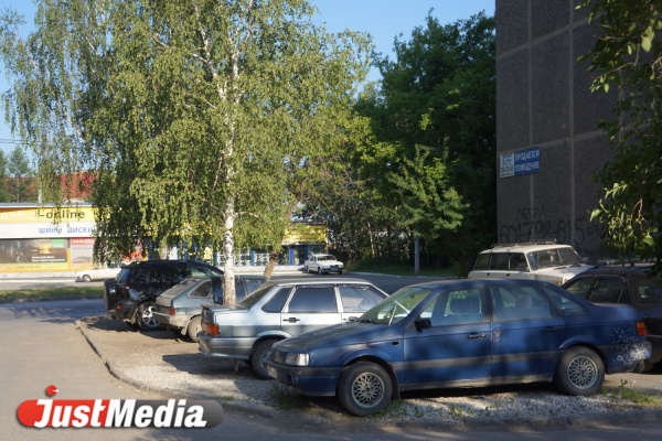В Екатеринбурге будут штрафовать за парковку на газоне - Фото 1