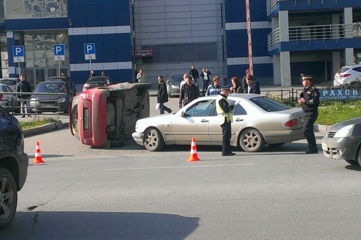 Возле «Парк Хауса» «Мерседес» завалил «Шкоду». ФОТО - Фото 1