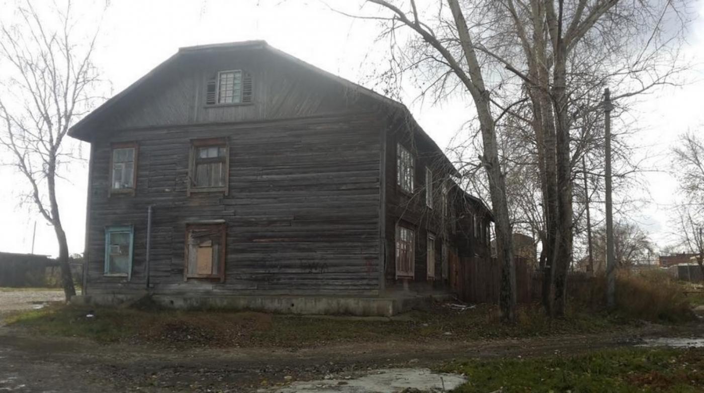 Ужас! Администрация Березовского пытается «вытурить» жильцов аварийного дома с грудными детьми на руках, оставив их без тепла - Фото 1