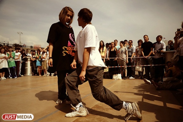 Социальные танцы в Екатеринбурге! 150 человек будут учиться двигаться в стиле «хастл». - Фото 1