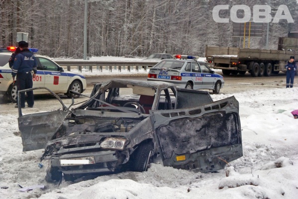 На Московском тракте дерзкий водитель на ВАЗе улетел в кювет: один человек погиб, один в больнице - Фото 1