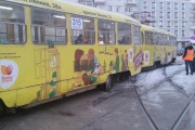В центре Екатеринбурга трамвай сошел с рельсов из-за нерасчищенных путей