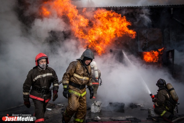 Пожары в Дегтярске и Ирбите унесли жизни двух человек за минувшие сутки - Фото 1