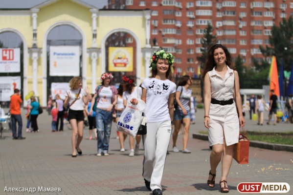 Екатеринбуржцы не думают о кризисе и санкциях, для них важнее Крым и Сочи - Фото 1