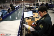 Уральцы незаконно везут из-за границы самодельные продукты, контрафакт и «шпионские» ручки