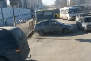 В Екатеринбурге «Мерседес» вколотил «Ладу» в маршрутный автобус