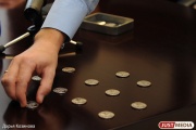 В Кольцово в ручной клади уральца нашли крупную партию монет XVIII века
