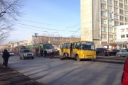 В центре Екатеринбурга маршрутка «зависла» на трамвайных путях и создала пробку