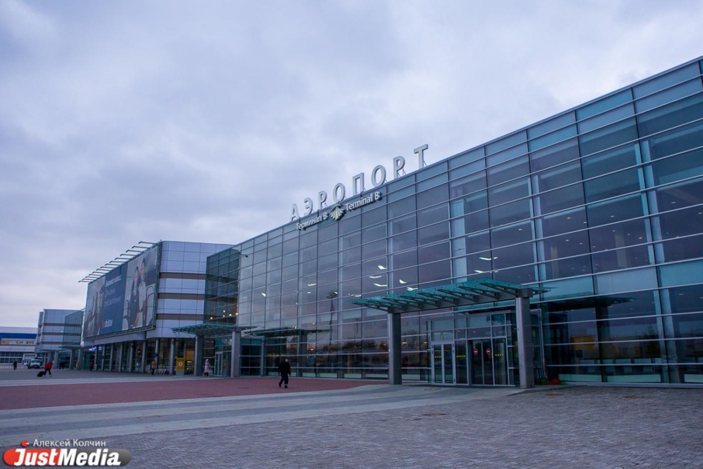 В здание аэропорта Кольцово ночью ворвался пьяный парень на мотоцикле - Фото 1