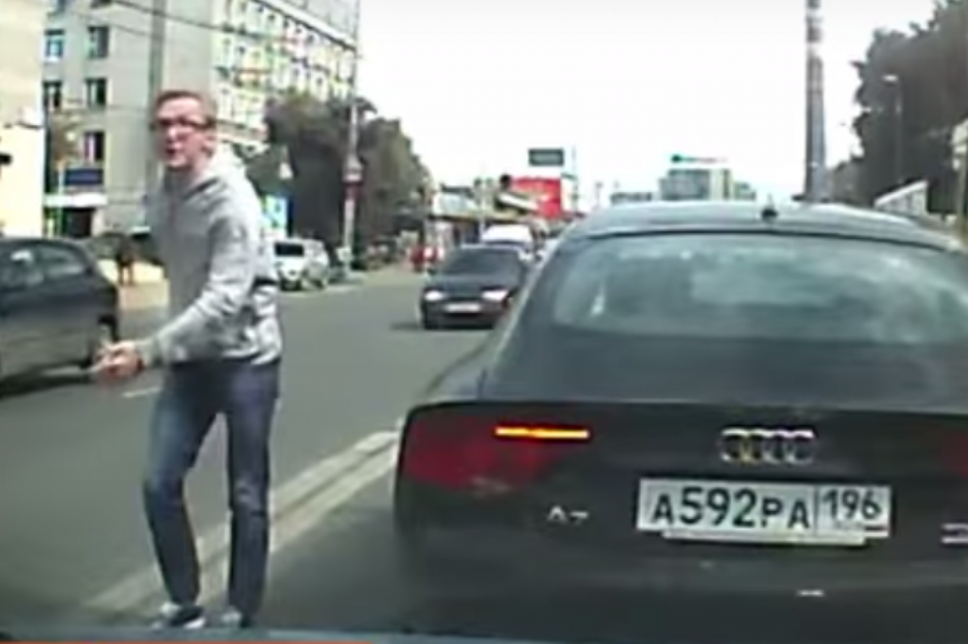 На Малышева агрессивный водитель Audi избил беременную автоледи. ВИДЕО - Фото 1