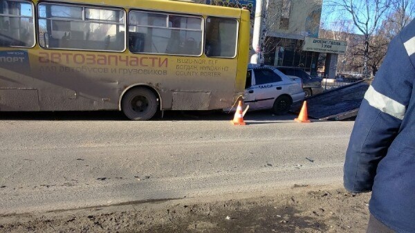 Жуткое ДТП произошло у ТЦ «Кит». Таксист разбился насмерть, столкнувшись с автобусом ФОТО - Фото 1
