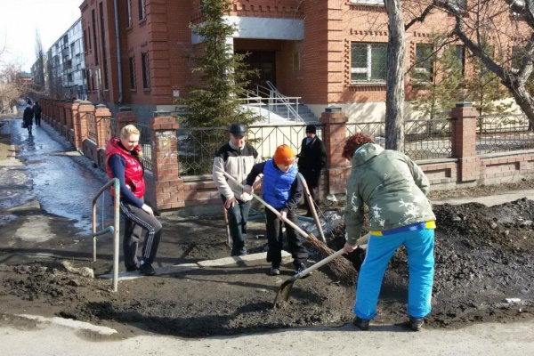Не может администрация? Сделаем сами! Ирбитский активист вместе с горожанами очищает тротуары от грязи и луж - Фото 1