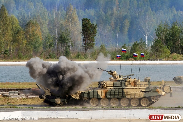 УВЗ опроверг заявления СМИ о том, что танк «Армата» сломался во время репетиции Парада Победы в Москве - Фото 1