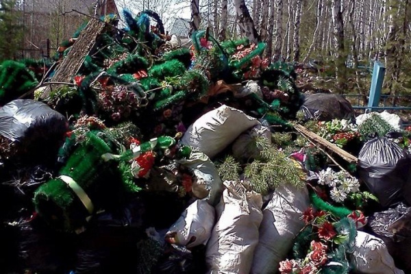 Под Первоуральском экологи завалили памятный камень на кладбище красноармейцев мусором - Фото 1
