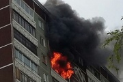 На ЖБИ сильный пожар в шестнадцатиэтажке. Идет эвакуация людей и горящего подъезда