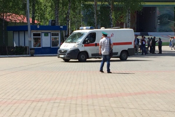 Из парка Маяковского врачи на скорой увезли мужчину в форме - Фото 1