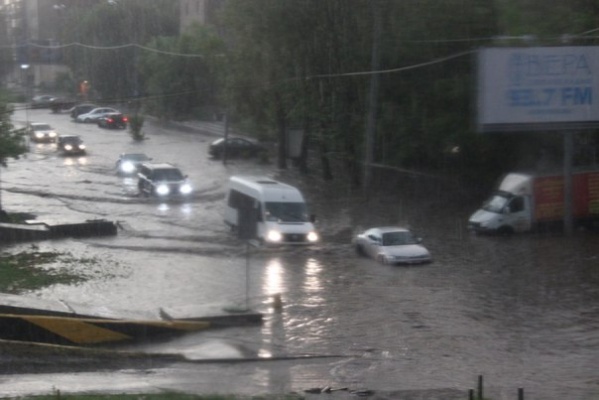 «Ужас, у машин скрывает колеса». Сильные дожди превратили центр Екатеринбурга в реку. ФОТО - Фото 1