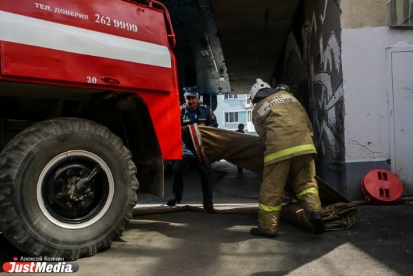 В Среднеуральске из горящего дома эвакуированы 15 человек. Погибла супружеская пара - Фото 1