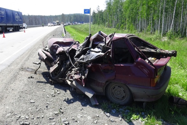 На Серовском тракте грузовик раздавил «четырнадцатую». Погиб водитель легковушки - Фото 1