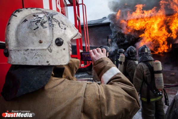 В Каменске-Уральском при пожаре в частном доме погиб человек - Фото 1