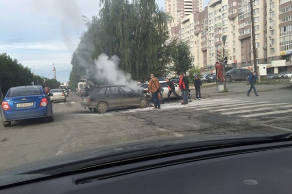В Екатеринбурге «Ауди» и «четырнадцатая» не поделили дорогу. Одна из машин загорелась - Фото 1