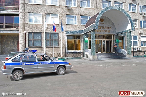В торговом центре Среднеуральска неизвестные взорвали банкомат Сбербанка - Фото 1