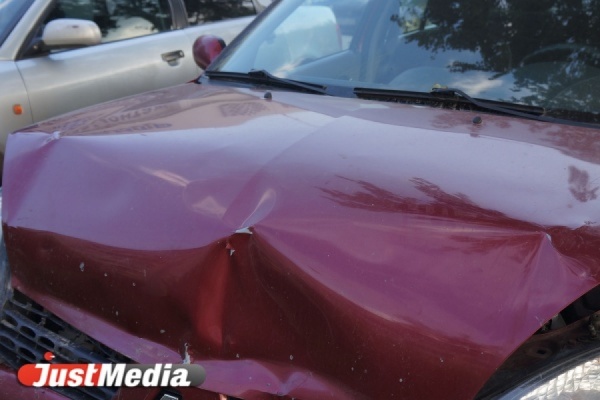На Серовском тракте водитель Toyota, уснув за рулем, врезался в автобус и иномарку - Фото 1