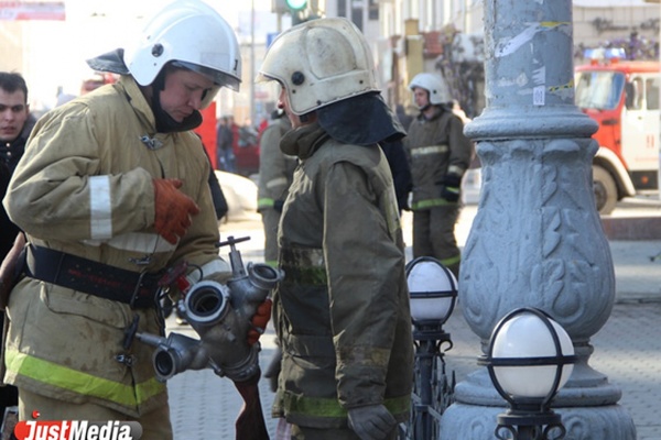 В Екатеринбурге минувшей ночью сгорели два дорогущих BMW и «девятка» - Фото 1
